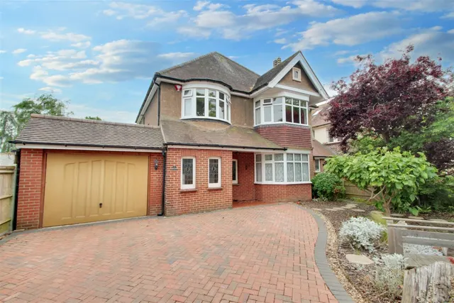 Bulkington Avenue, Worthing, photo 1