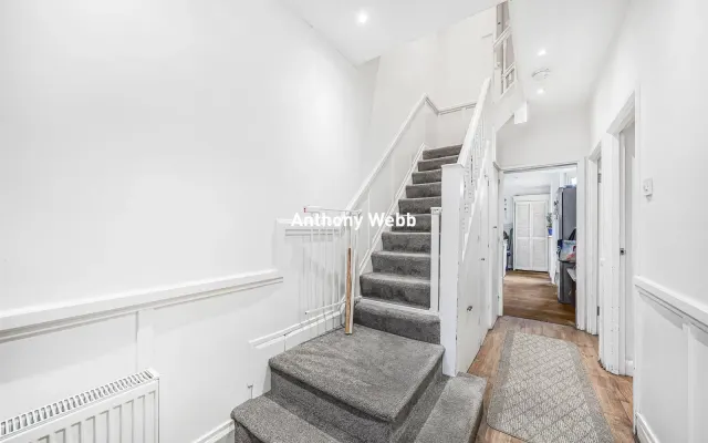 Photo 3 — Mayfair Gardens, Tottenham, N17