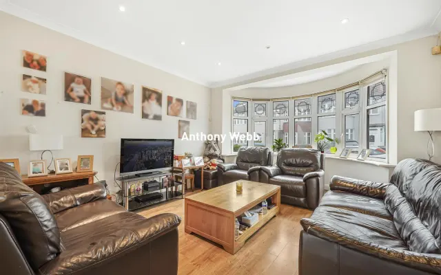 Photo 2 — Mayfair Gardens, Tottenham, N17