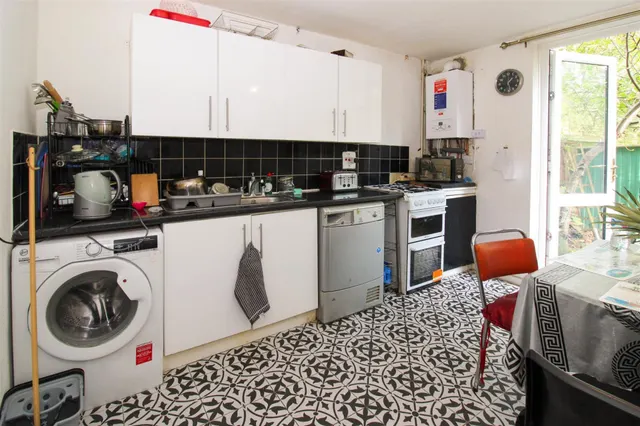 Erskine Crescent, London, photo 3