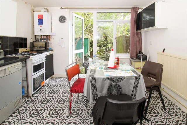 Erskine Crescent, London, photo 2