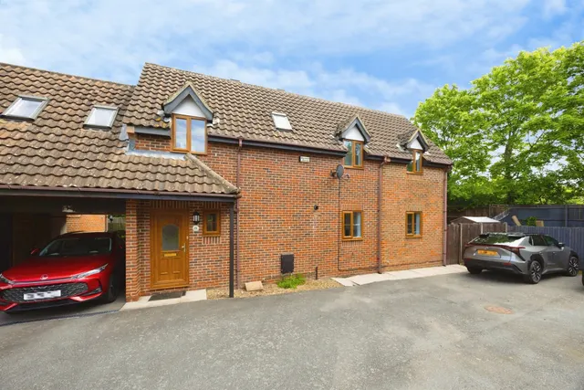 Almond Close, Ashford, TN25, photo 1