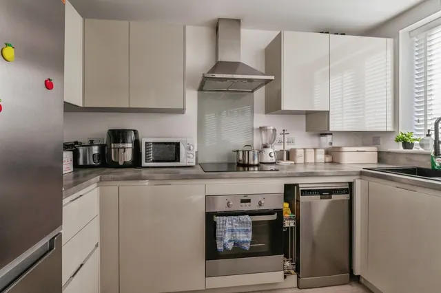 Killarney Crescent, West Thurrock, RM20, photo 3