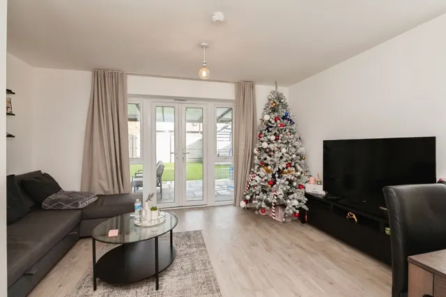 Killarney Crescent, West Thurrock, RM20, photo 2