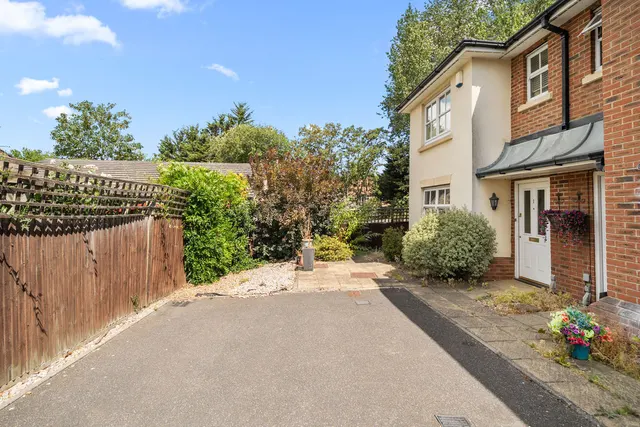 Photo 3 — Kings Gate, Addlestone KT15 1UD