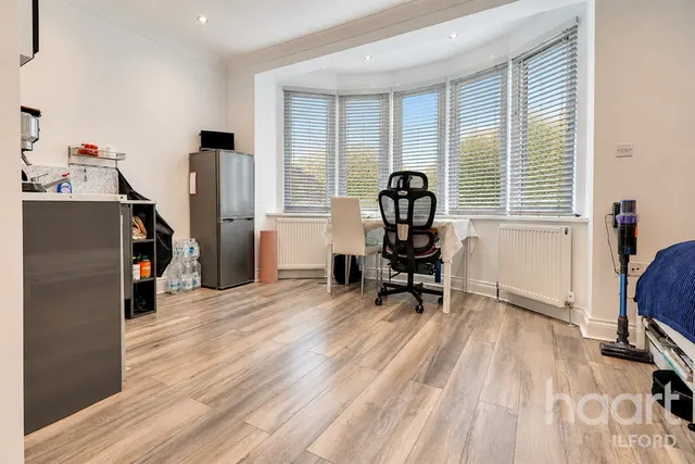 Aldborough Road South, IG3, photo 2