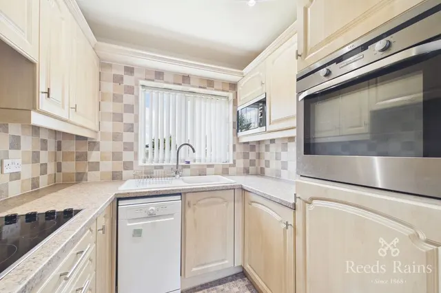 St. Albans Court, Wickersley, S66, photo 2