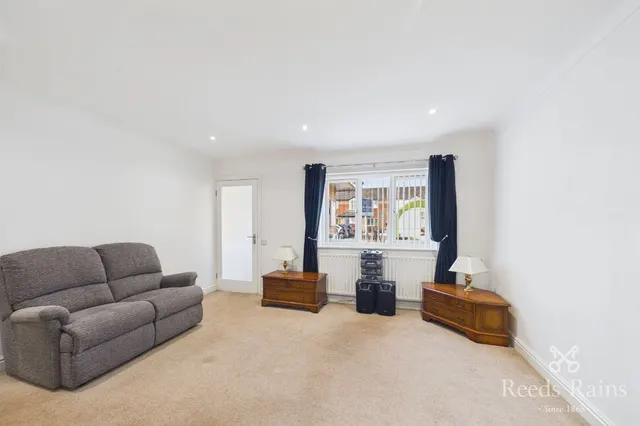St. Albans Court, Wickersley, S66, photo 3