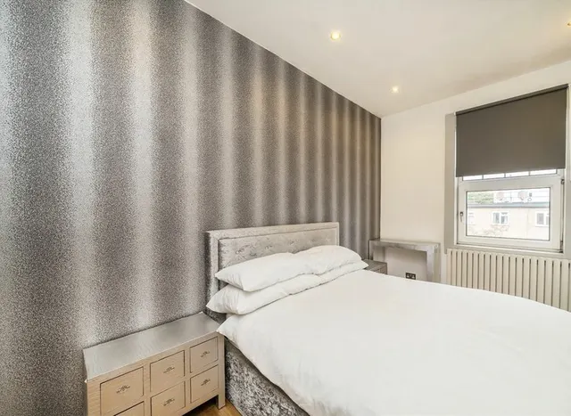 Photo 3 — Wandsworth Road, Clapham, SW8
