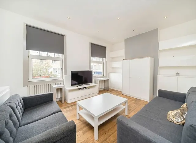 Wandsworth Road, Clapham, SW8, photo 1