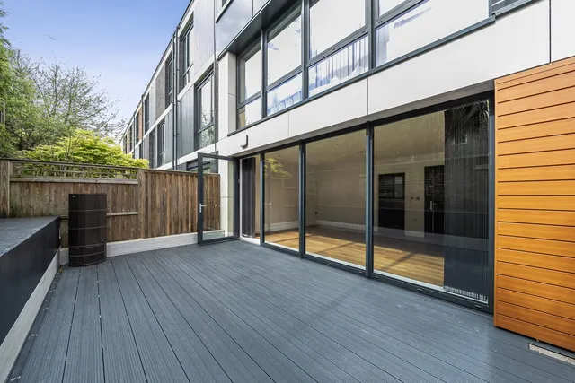 Photo 2 — Hawthorne Crescent, SE10