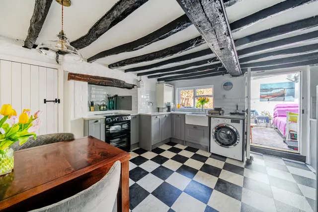 Upper Hale Road, Farnham, GU9, photo 3