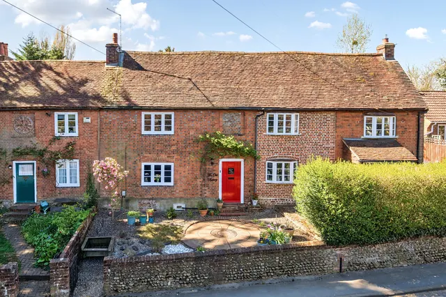 Upper Hale Road, Farnham, GU9, photo 1