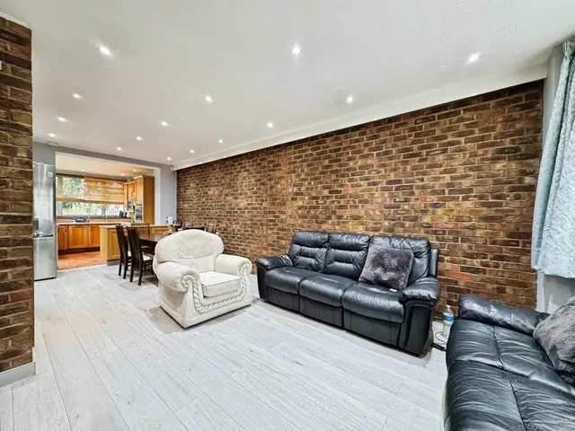 Methuen Road, Edgware, HA8, photo 1