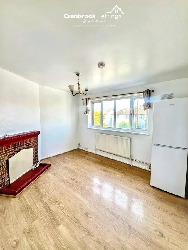 2 bedroom flat — Gaysham Avenue, Ilford, IG2