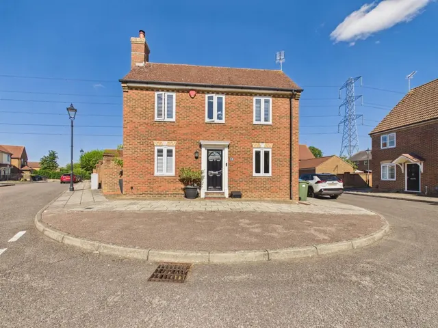 3 bedroom house, Saunders Place, Fairford Leys