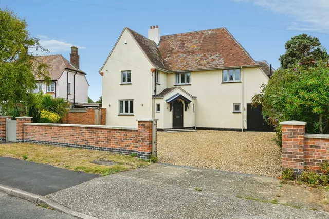 4 bedroom house — Bernard Crescent, Hunstanton