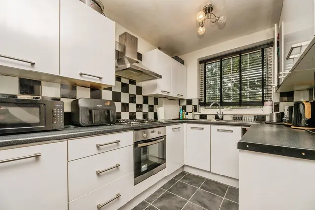 Photo 3 — Kempsey Close, Redditch