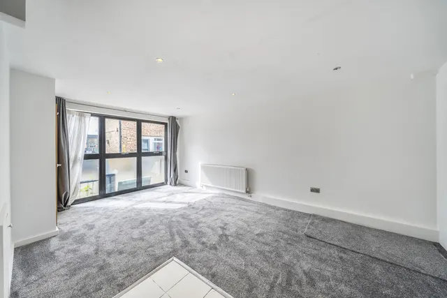 High Street, Northwood, HA6, photo 2