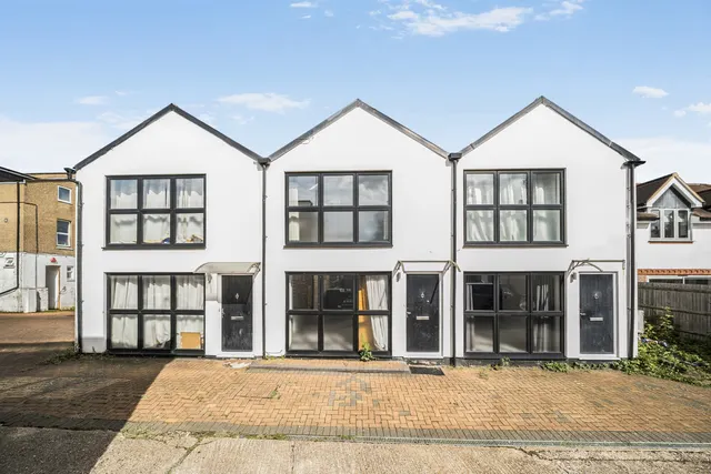 High Street, Northwood, HA6, photo 1
