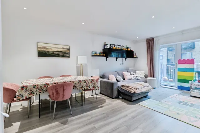 Rolfe Terrace, London, SE18, photo 2