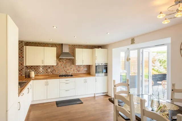 Fieldfare Close, East Leake, LE12, photo 2