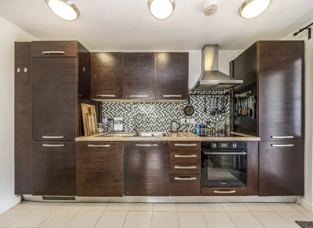 The Vale, Acton, W3, photo 2