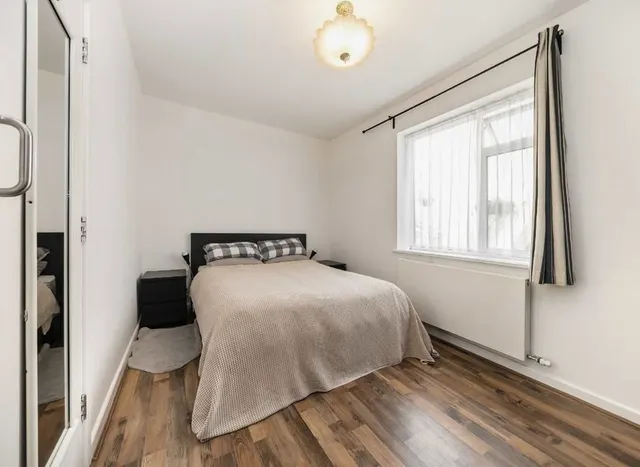 The Vale, Acton, W3, photo 3