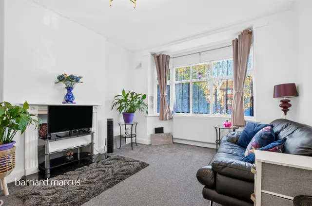 Oakleigh Road North, London, N20, photo 2