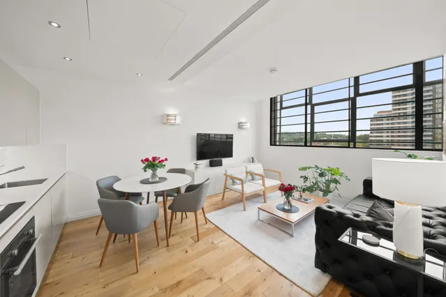Western Avenue, Greenford, UB6, photo 2