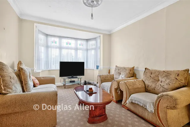 Christie Gardens, Romford, RM6, photo 2