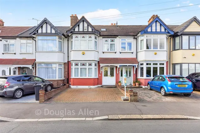 Christie Gardens, Romford, RM6, photo 1