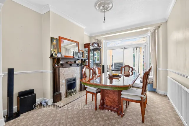 Christie Gardens, Romford, RM6, photo 3
