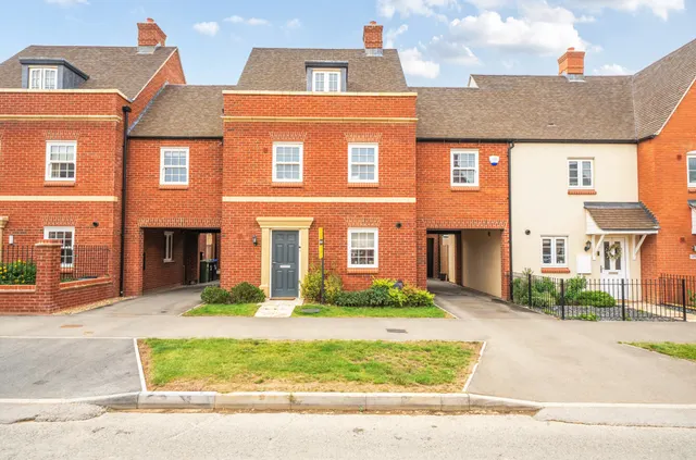 5 bedroom house — Yeoman Road, Towcester, Northamptonshire, NN12 6UZ