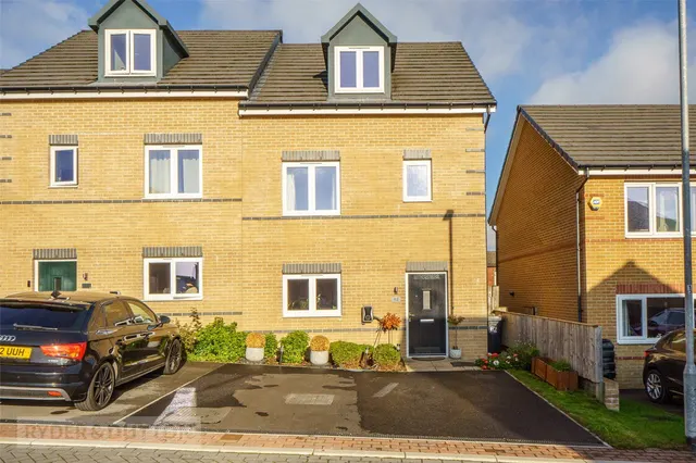 Turnstone Way, Crosland Moor, HD4, photo 1