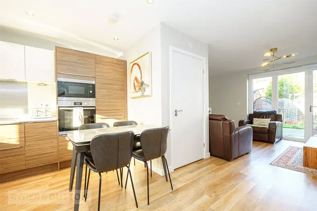Turnstone Way, Crosland Moor, HD4, photo 3