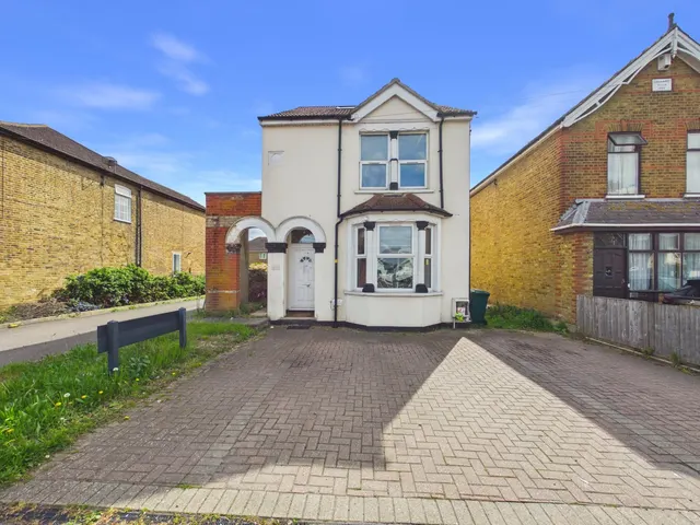 Staines Road West, Ashford, TW15, photo 1