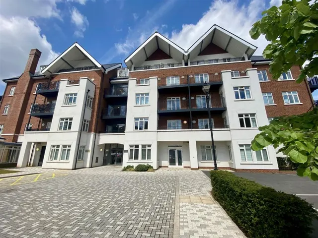 Egerton Drive, Isleworth, photo 1