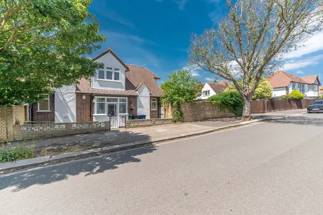 2 Hale Drive, London, photo 1