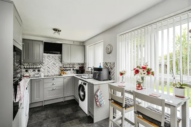 Howards Way, Swansea, SA4, photo 3