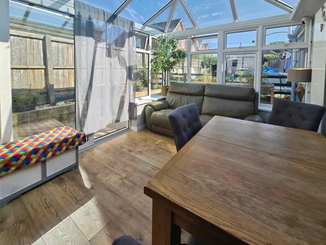 Avenue Road, Freshwater, PO40, photo 2