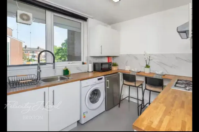 Atwater Close, London, photo 2