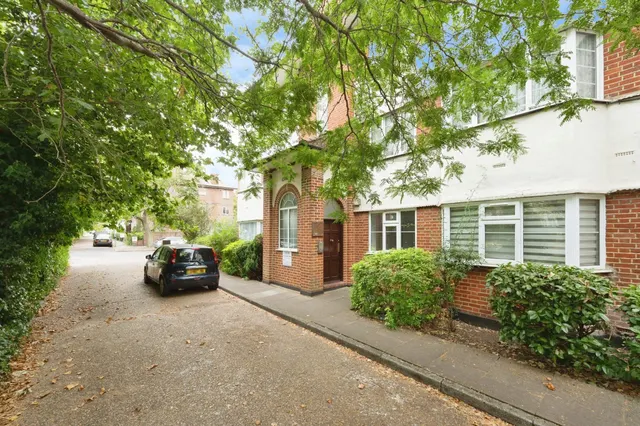 Alexandra Avenue, Harrow, photo 1