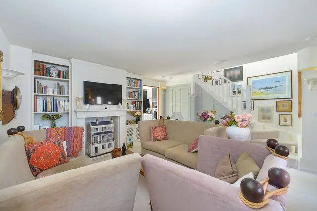 Exbury Crescent, Cranleigh, GU6, photo 2