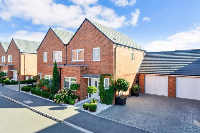 Exbury Crescent, Cranleigh, GU6, photo 1