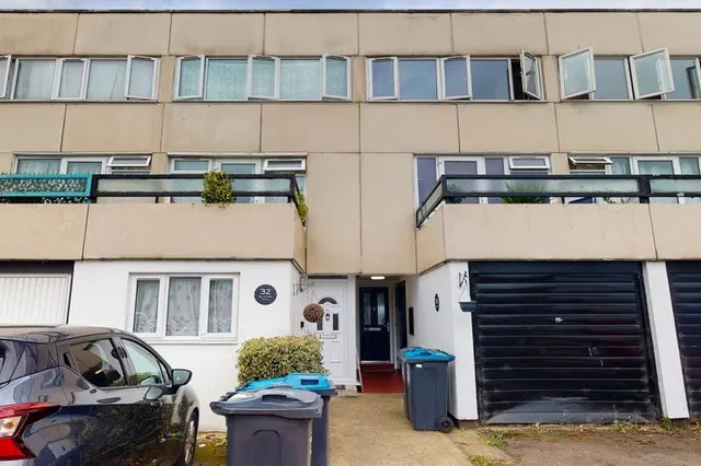 Belgrave Walk, Mitcham CR4 3QB, photo 1
