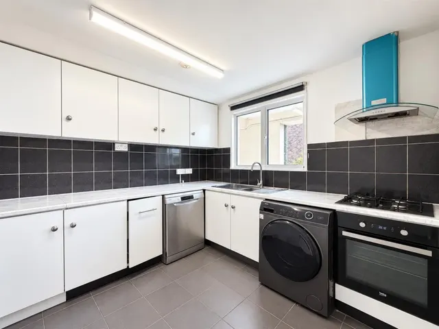 bed Apartment To LetConvent Way, Southall, UB2, photo 1