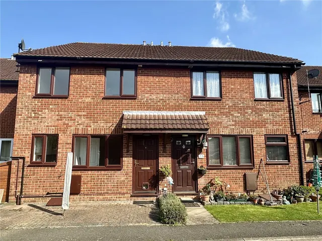 Moore Close, Tongham, Farnham, Surrey, GU10, photo 1