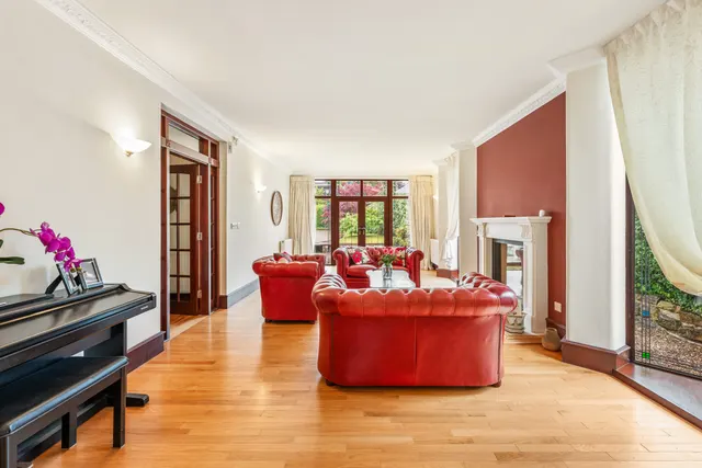 Photo 3 — 28 Stirling Drive, Bearsden, G61 4NU