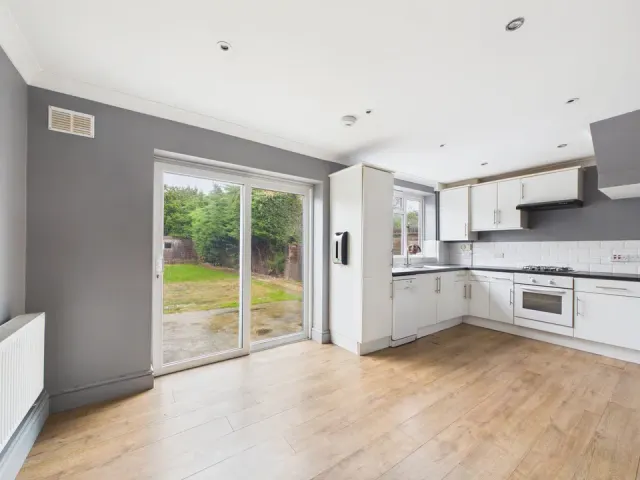 Leith View Road, Horsham, photo 3